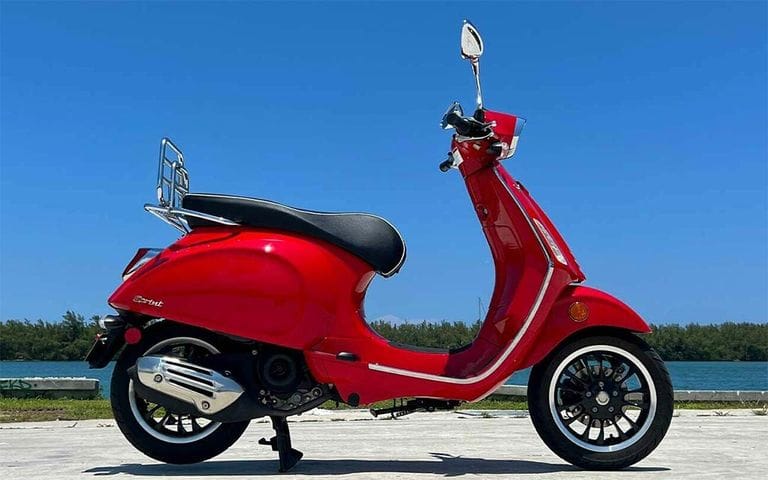 rent-a-vespa-sprint-50-motorcycle